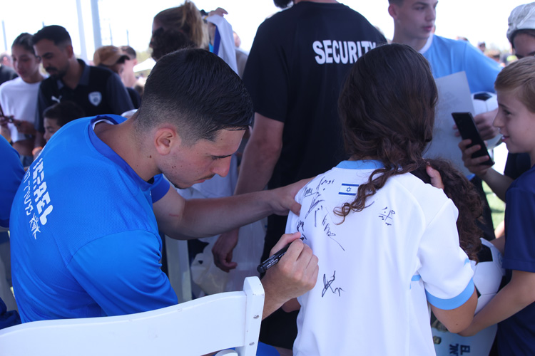 נבחרת ישראל אירחה את ילדי המילואימניקים ועמותת ״הגשמת חלום״
